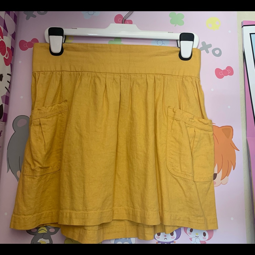 yellow skirt